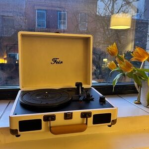 Feir Turntable Record Player in White (suitcase style)